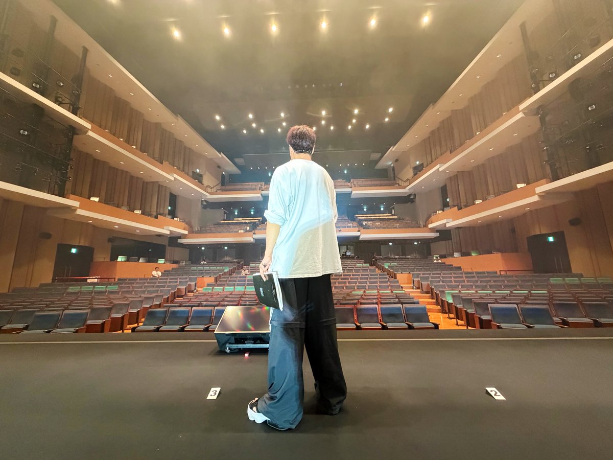 KAJI__OFFICIAL's tweet photo. 朗読劇『#池袋ウエストゲートパーク』昼公演終了！

学生時代に、のめり込んで拝見したドラマの原作。

将来、まさか自分が声優になって
キングを演じさせていただく日が訪れるとは、、

窪塚洋介さんからもご連絡いただき、
ますます気合いが入りました🔥

写真は相棒・マコト役の八代拓くんの背中💪 https://t.co/XapNiFYR62