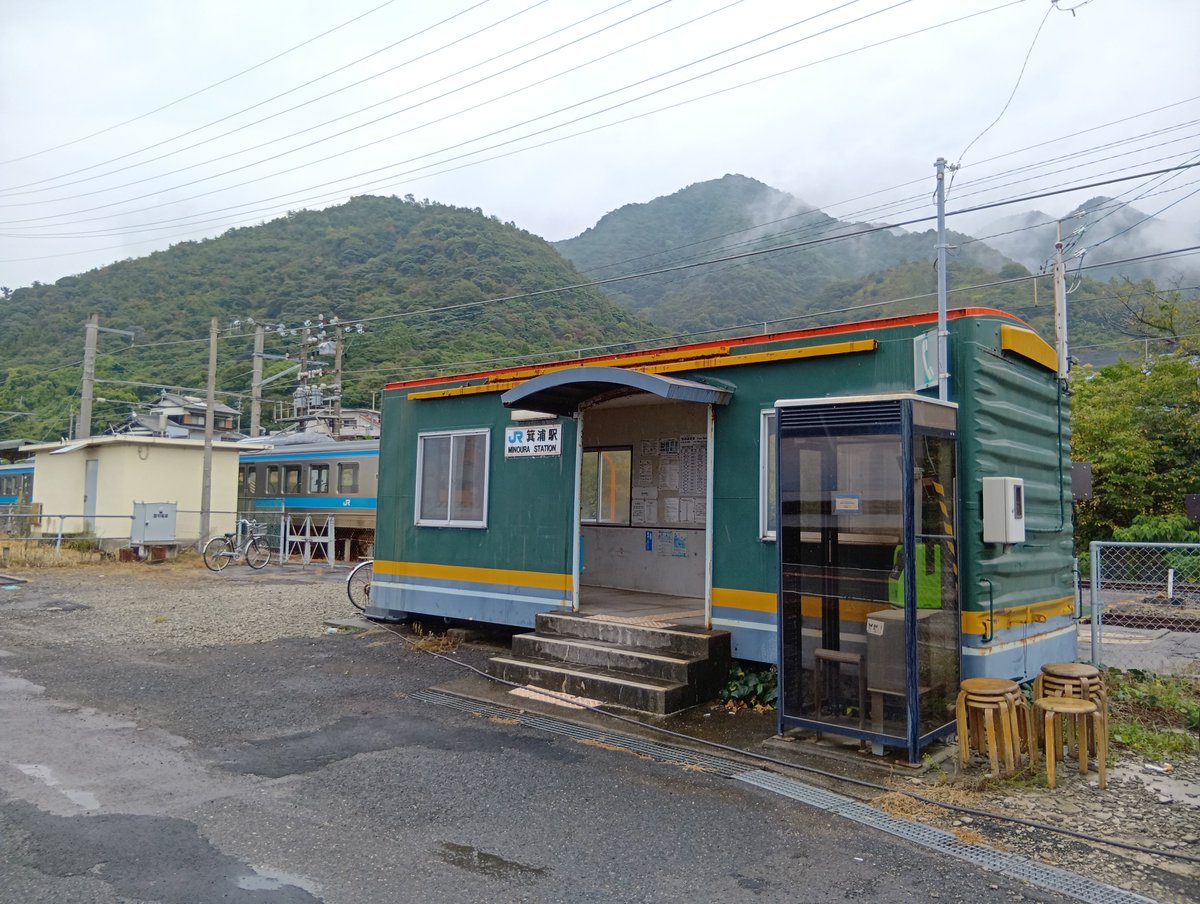 OhnoMetta's tweet photo. 用事で四国の瀬戸内海沿いをワゴンRで走っていたら、駅？を発見！　JR予讃線の箕浦駅でした。でもコレ…コンテナの再利用なんじゃ…？　トイレも仮設トイレというのは初めて見た。お金ないんだろうな…

ちょっと撮り鉄してしまった。 https://t.co/EqTTOGcKk4