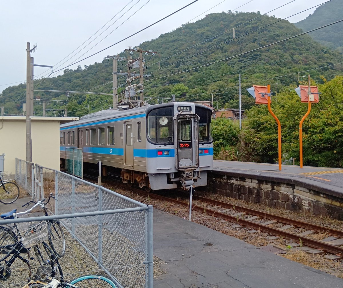 OhnoMetta's tweet photo. 用事で四国の瀬戸内海沿いをワゴンRで走っていたら、駅？を発見！　JR予讃線の箕浦駅でした。でもコレ…コンテナの再利用なんじゃ…？　トイレも仮設トイレというのは初めて見た。お金ないんだろうな…

ちょっと撮り鉄してしまった。 https://t.co/EqTTOGcKk4