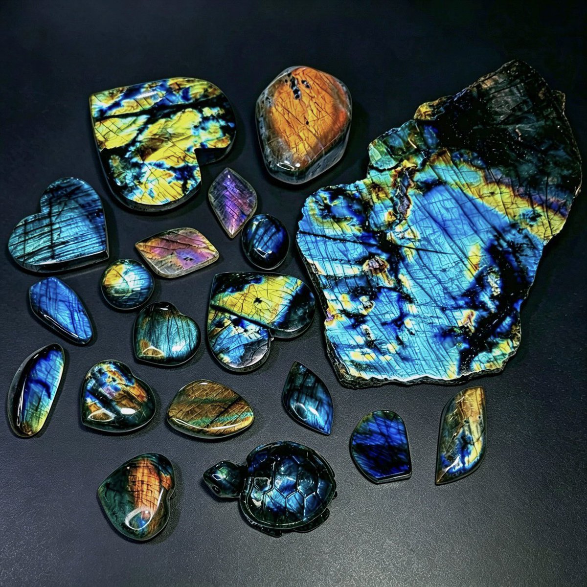 zaiencrystal's tweet photo. Stunning flashy Labradorite collection ✨💫
Beautiful blue, gold &amp; purple iridescence across these hand-carved pieces.
Every labradorite is one of a kind, with mesmerizing schiller and grounding energy.
Perfect for collection, home decor or crystal gifts.
#labradoritecrystal https://t.co/LYtSEbEphH