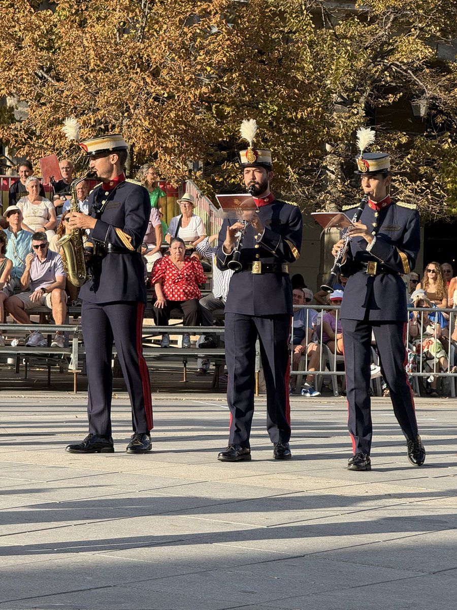 Defensagob's tweet photo. 🎶 La Legión encandila a #Ávila en el X Encuentro de Unidades de Música Militar. 

🫡Cerca de 200 militares han participado en una jornada que ya se ha convertido en una tradición que congrega a un nutrido público en la plaza de Santa Teresa. https://t.co/weTx5KF3mq