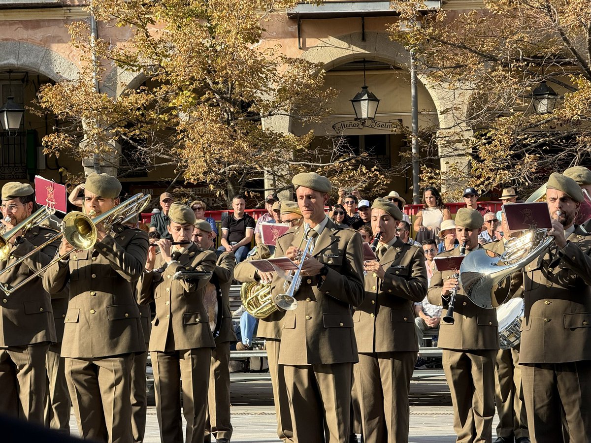 Defensagob's tweet photo. 🎶 La Legión encandila a #Ávila en el X Encuentro de Unidades de Música Militar. 

🫡Cerca de 200 militares han participado en una jornada que ya se ha convertido en una tradición que congrega a un nutrido público en la plaza de Santa Teresa. https://t.co/weTx5KF3mq
