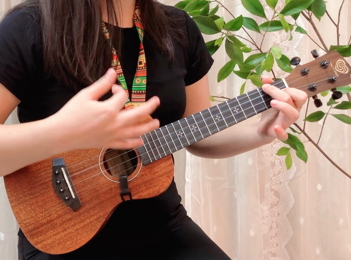 garykate20417's tweet photo. Lost in the warm rhythm of a street performer’s ukulele—nothing beats impromptu music that wraps around your afternoon. https://t.co/yBDEpTBRUU
