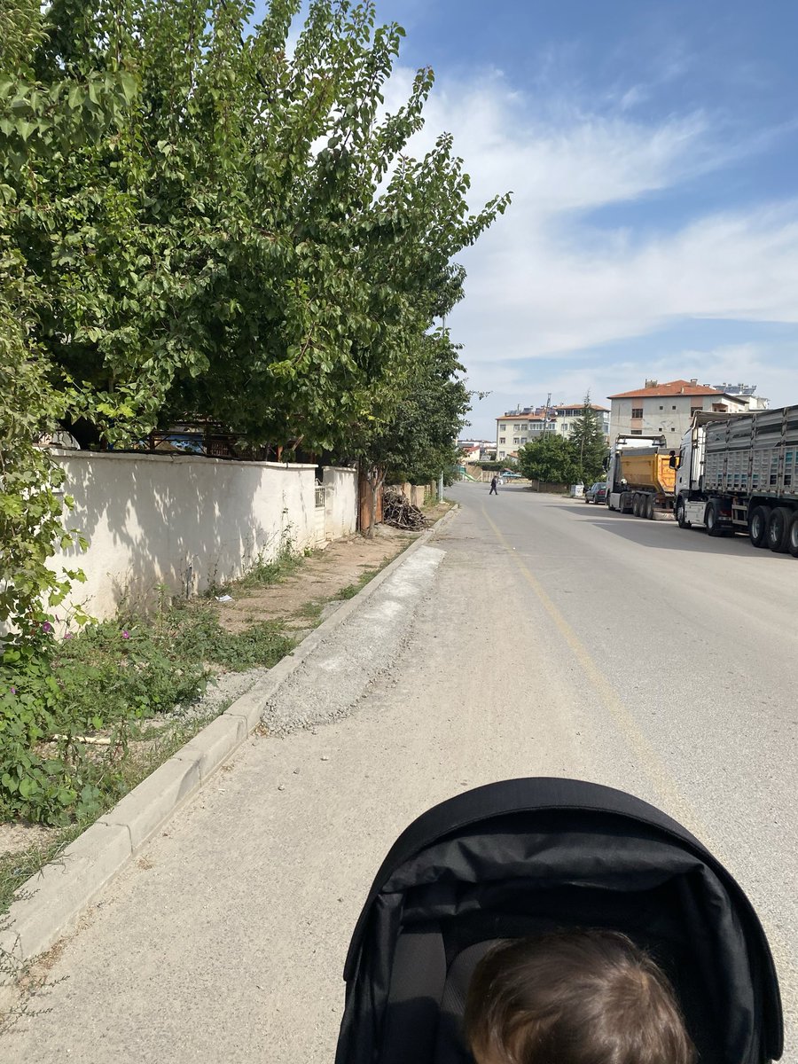 pinar_uy's tweet photo. @yahyalibelediye lütfen mahallelere iki üç park serpiştirin. Olmayan parkları bulmaya gidiyoruz. 2000 lerin başında çocuktuk bizim de oynayacak parkımız yoktu. O günlerin çok geride kalmış olması lazım. https://t.co/bQNzjDWmBe