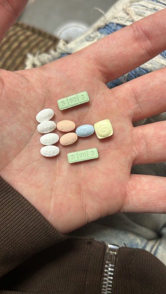 JmillzMMG's tweet photo. 7 different drugs in one bag but in my palms it’s a glee💥 you tryna get geeked up like echo it’s gon cost a fee💰 https://t.co/Ydeoow5v6G