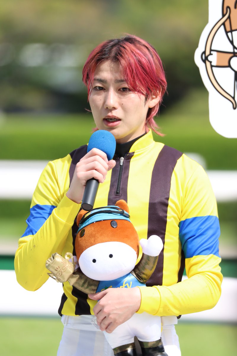 yasu_REF1429's tweet photo. 9/27 阪神競馬場2レース

斎藤 新騎手 通算300勝セレモニー https://t.co/5619a9EZNO