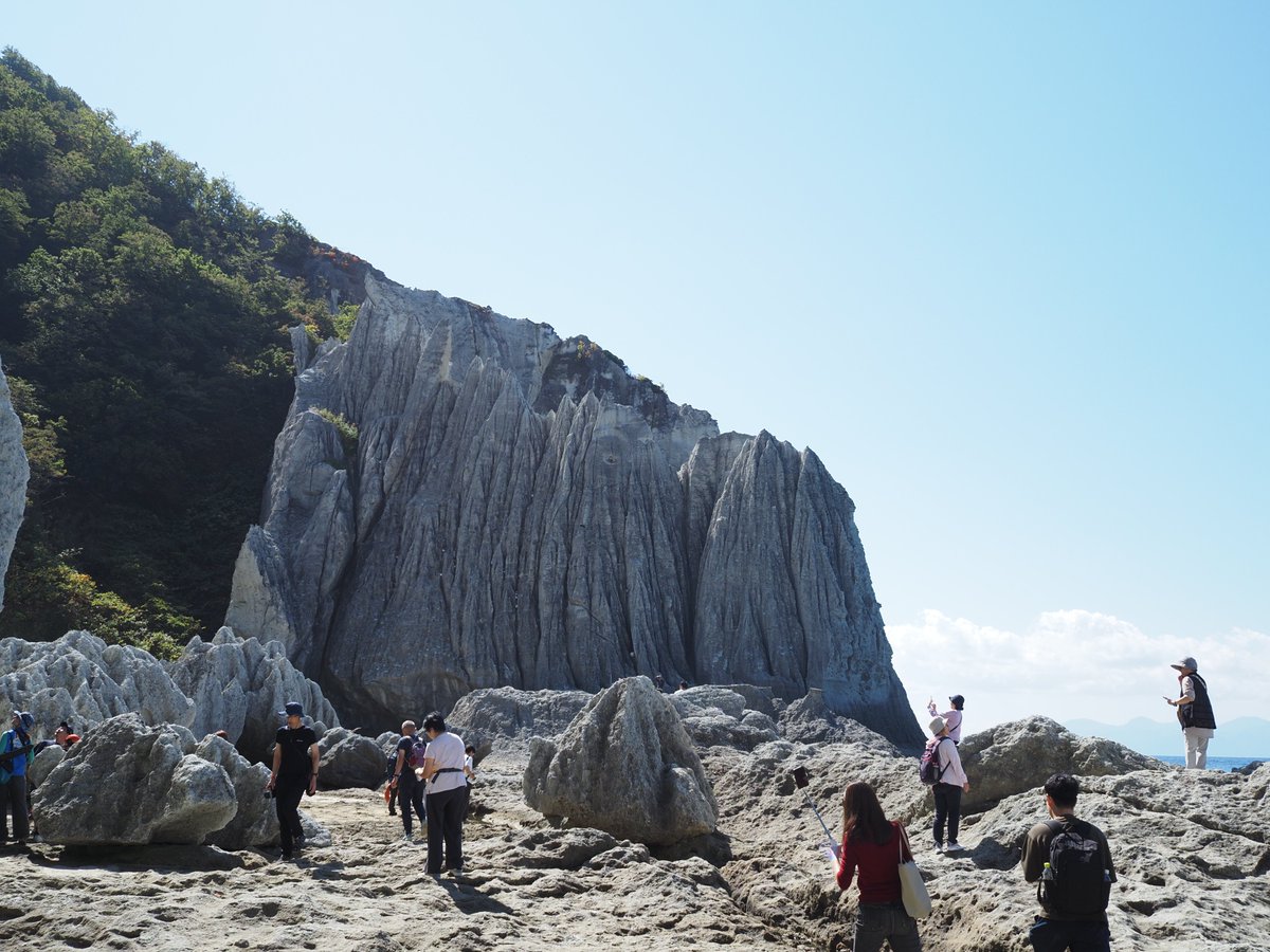 g9e1o7's tweet photo. 仏ケ浦（青森県佐井村）
白い巨大な岩石がせり立つ海岸
車で行くとなるとひたすら山道を走り駐車場から階段を昇り降りで、到達が大変な場所だった。楽にアクセスしたい人は遊覧船で行くことを推奨。 https://t.co/FnWAvO0Gng