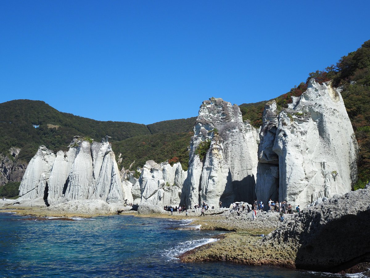 g9e1o7's tweet photo. 仏ケ浦（青森県佐井村）
白い巨大な岩石がせり立つ海岸
車で行くとなるとひたすら山道を走り駐車場から階段を昇り降りで、到達が大変な場所だった。楽にアクセスしたい人は遊覧船で行くことを推奨。 https://t.co/FnWAvO0Gng