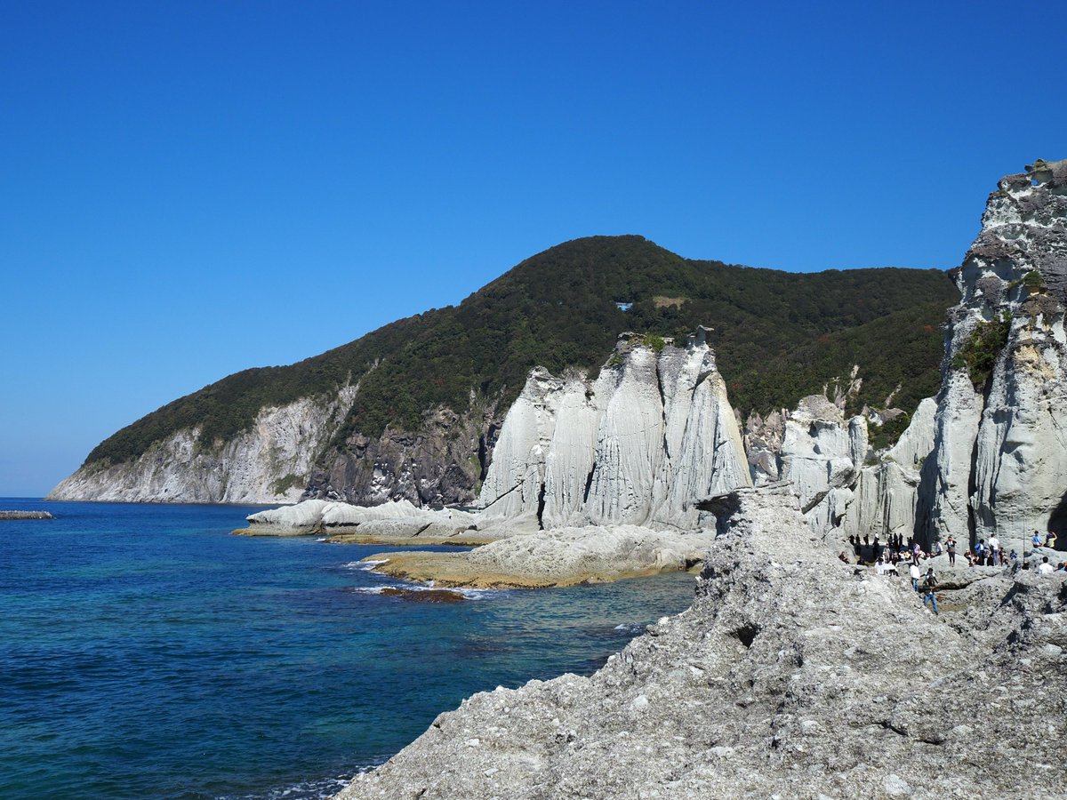 g9e1o7's tweet photo. 仏ケ浦（青森県佐井村）
白い巨大な岩石がせり立つ海岸
車で行くとなるとひたすら山道を走り駐車場から階段を昇り降りで、到達が大変な場所だった。楽にアクセスしたい人は遊覧船で行くことを推奨。 https://t.co/FnWAvO0Gng