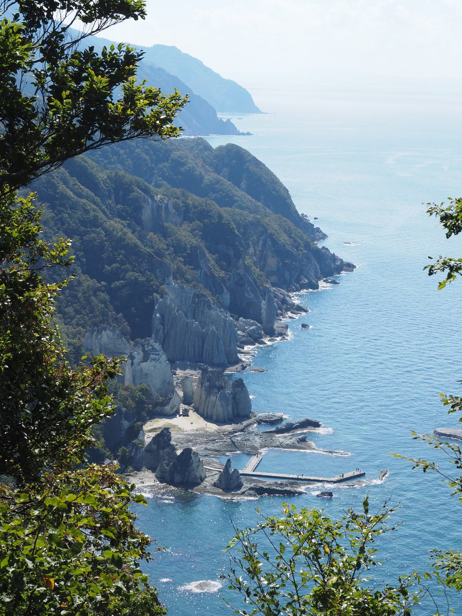 g9e1o7's tweet photo. 仏ケ浦（青森県佐井村）
白い巨大な岩石がせり立つ海岸
車で行くとなるとひたすら山道を走り駐車場から階段を昇り降りで、到達が大変な場所だった。楽にアクセスしたい人は遊覧船で行くことを推奨。 https://t.co/FnWAvO0Gng