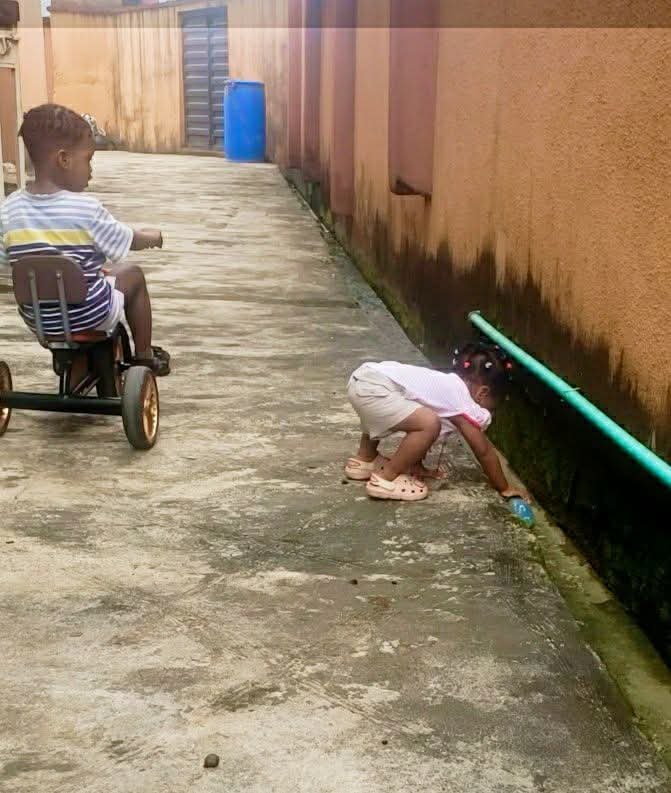 Adunniolaide02's tweet photo. “YOU ARE VERY STUPID!” 😭
That was the first thing one woman shouted at me yesterday because I allowed my baby touch the ground outside 
I took my babies outside to play and Zina was trying so hard to get down from my body, so I finally let her. Immediately I put her down, one woman from the next compound who had been monitoring everything from her upstairs balcony shouted:
“You this girl, are you stupid? Why will you put that baby on the ground where people pass? That girl is still very tender, carry her up joor!”

The way I ignored her like she didn’t even exist ehn… it wasn’t even up to 3 minutes later, aunty forgot the fresh breeze she came outside to enjoy and quietly carried herself back inside 
Because why was she shouting like I dropped Zina in the middle of a highway? Baby girl only wanted to play small,

Onyeka Okafor
