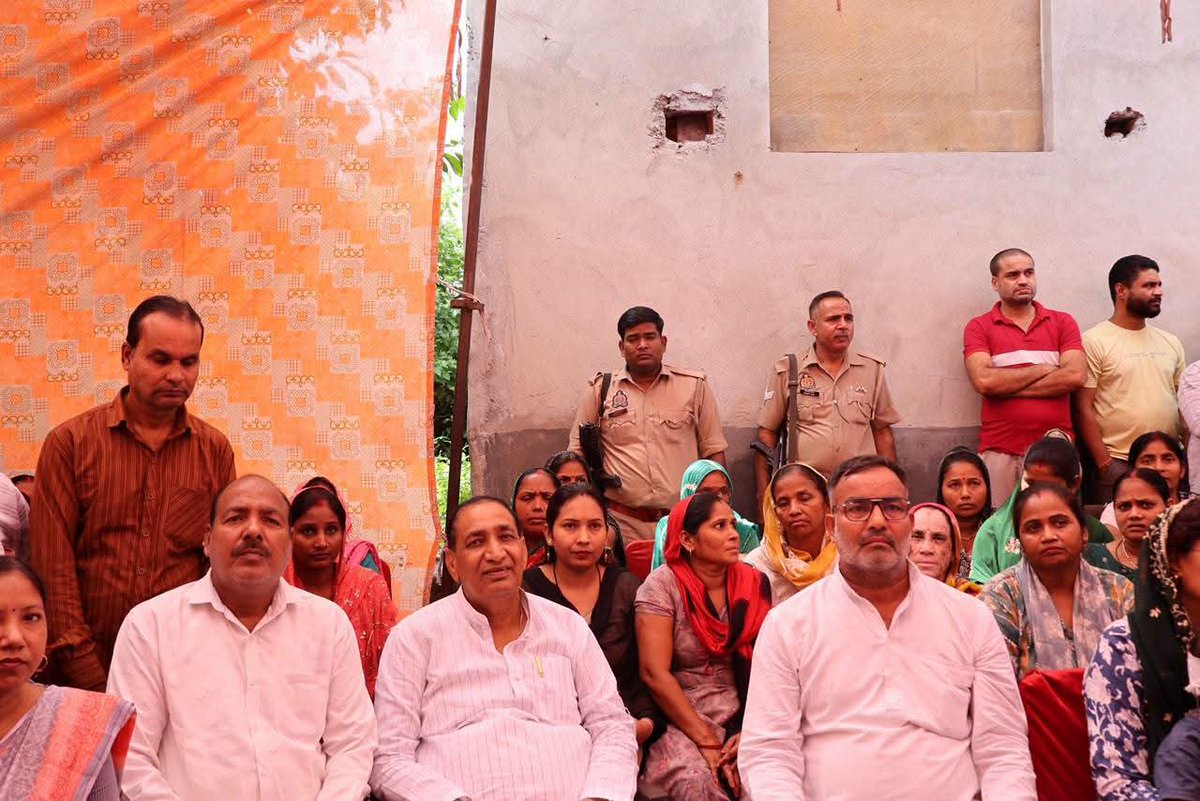 tejpalnagarMLA's tweet photo. 📍 दादरी विधानसभा | बूथ संख्या-391, पिंक सिटी माधव विहार

आज बूथ संख्या-391 पर देवतुल्य कार्यकर्ताओं एवं क्षेत्रवासियों के साथ आदरणीय प्रधानमंत्री श्री @narendramodi जी के ‘मन की बात’ कार्यक्रम को सामूहिक रूप से सुना।

‘मन की बात’ केवल संवाद का माध्यम नहीं, बल्कि देश के कोने-कोने से जुड़ने, समाज की सकारात्मक पहल को जानने और जनभागीदारी के संकल्प को मजबूत करने का सशक्त माध्यम है। इस अवसर पर साथियों के साथ आत्मीय संवाद हुआ और राष्ट्रहित के कार्यों को निरंतर आगे बढ़ाने का संकल्प लिया। #MLADadri
