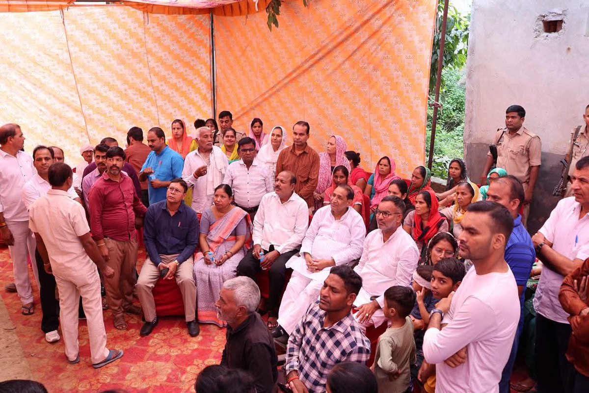 tejpalnagarMLA's tweet photo. 📍 दादरी विधानसभा | बूथ संख्या-391, पिंक सिटी माधव विहार

आज बूथ संख्या-391 पर देवतुल्य कार्यकर्ताओं एवं क्षेत्रवासियों के साथ आदरणीय प्रधानमंत्री श्री @narendramodi जी के ‘मन की बात’ कार्यक्रम को सामूहिक रूप से सुना।

‘मन की बात’ केवल संवाद का माध्यम नहीं, बल्कि देश के कोने-कोने से जुड़ने, समाज की सकारात्मक पहल को जानने और जनभागीदारी के संकल्प को मजबूत करने का सशक्त माध्यम है। इस अवसर पर साथियों के साथ आत्मीय संवाद हुआ और राष्ट्रहित के कार्यों को निरंतर आगे बढ़ाने का संकल्प लिया। #MLADadri