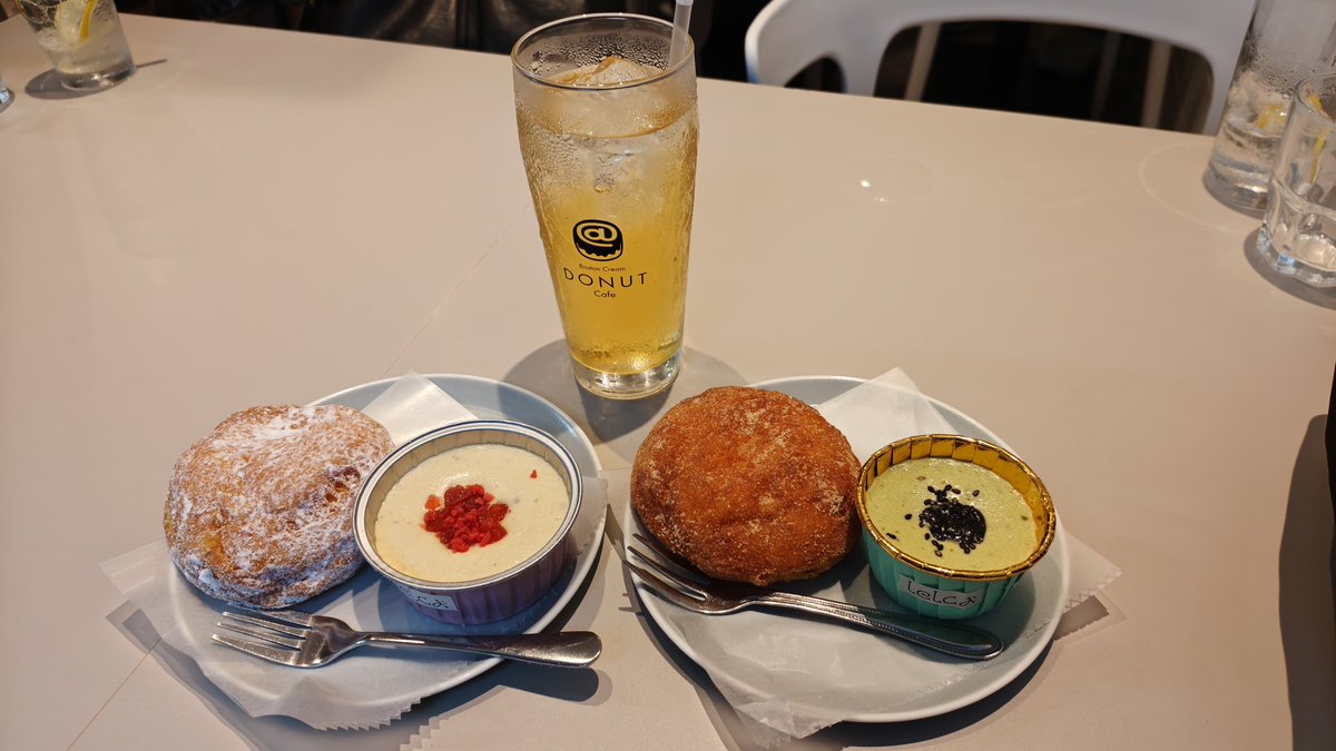 shogo_o1124's tweet photo. 本こちっ
POP UP SHOP@Donut Collaboration Event🍩
ドーナツ美味しい…🤤
#NaAst https://t.co/VaCr9YPJfT