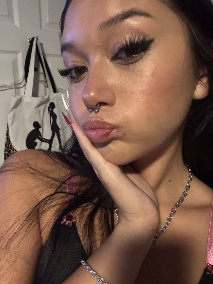 pickles420hmj's tweet photo. If this caught your attention, imagine what’s on my OF 👀🎀 https://t.co/dUOzULvGRV