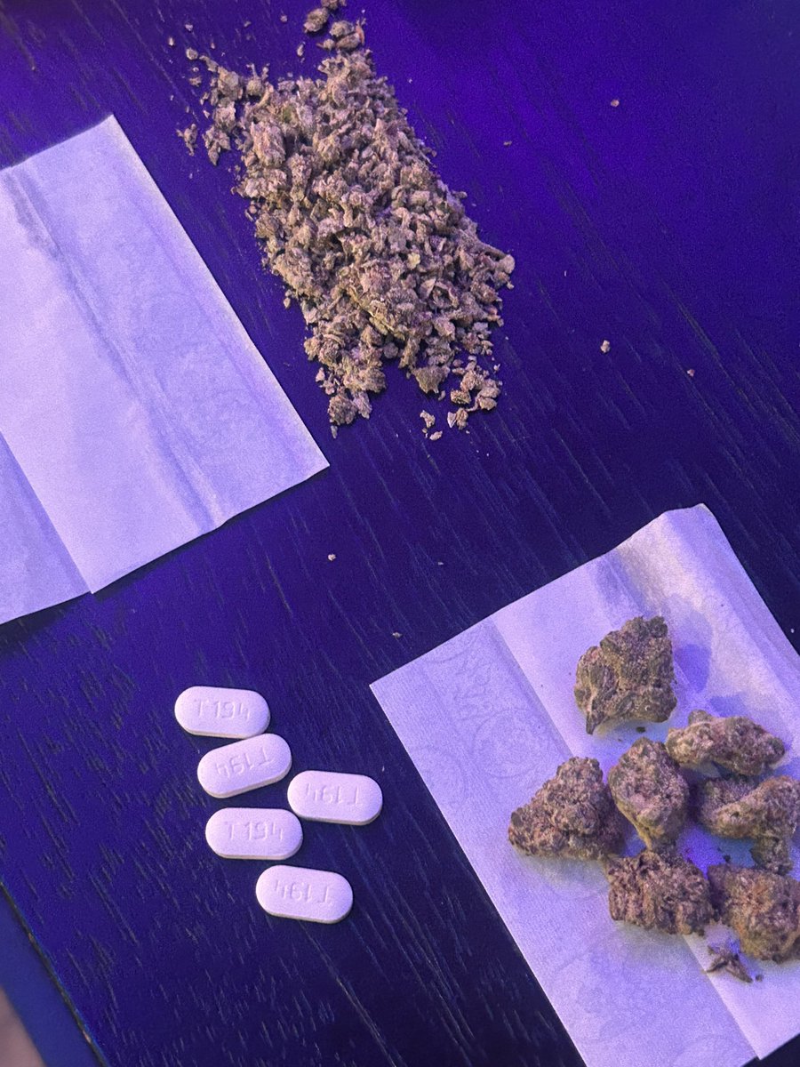 JmillzMMG's tweet photo. Roll my blunts and pour my syrup🧃 that’s the key into my heart❤️‍🩹 https://t.co/GkFu3R1XG0