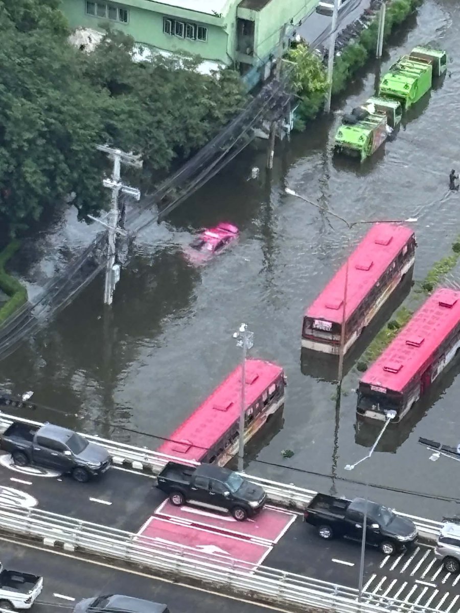 js100radio's tweet photo. 14.22 น.📍สถานการณ์น้ำท่วมขัง บริเวณแยกบางกะปิ 🌊
.
📸 ถ่ายจากคอนโด The Livin Ramkhamhaeng

(Cr.Thatsiritrinont) https://t.co/JFOH69PM72