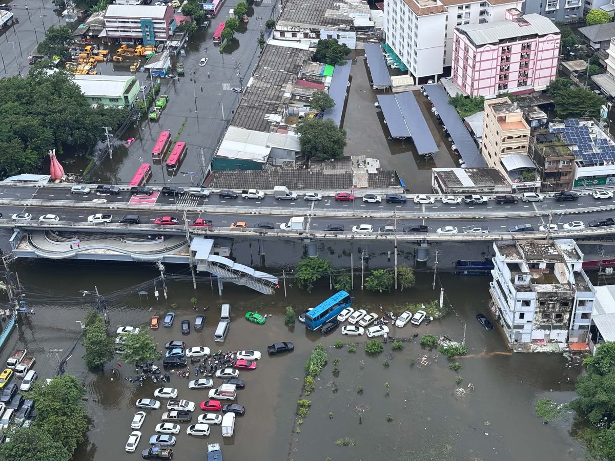 js100radio's tweet photo. 14.22 น.📍สถานการณ์น้ำท่วมขัง บริเวณแยกบางกะปิ 🌊
.
📸 ถ่ายจากคอนโด The Livin Ramkhamhaeng

(Cr.Thatsiritrinont) https://t.co/JFOH69PM72