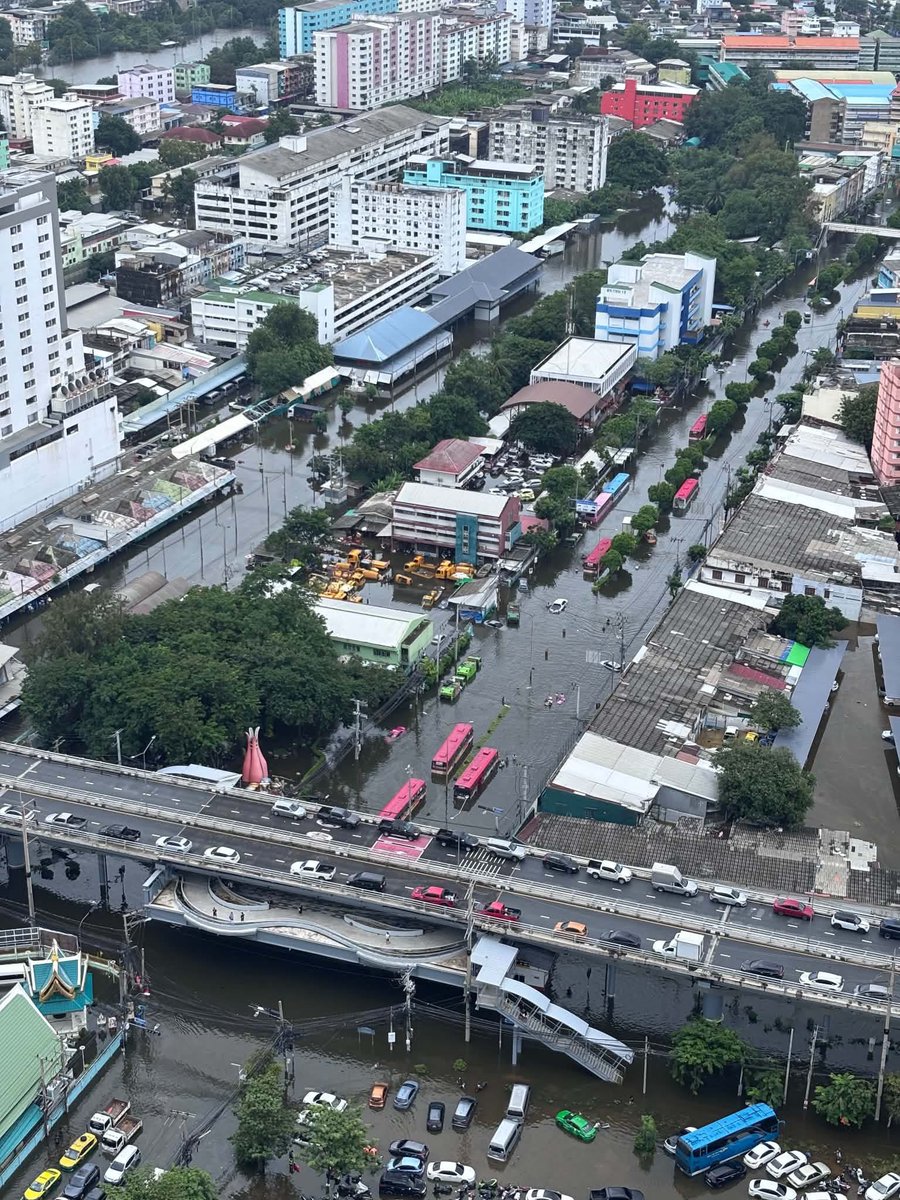 js100radio's tweet photo. 14.22 น.📍สถานการณ์น้ำท่วมขัง บริเวณแยกบางกะปิ 🌊
.
📸 ถ่ายจากคอนโด The Livin Ramkhamhaeng

(Cr.Thatsiritrinont) https://t.co/JFOH69PM72