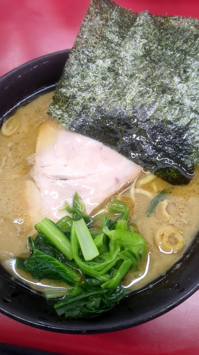 wochiko's tweet photo. 成田✈️に来れたので
津村さんが好きな自分としては
悲願の店へ
千葉駅前店より
自分は好みな味で感無量🙏
また来ます！
#ラーメン 杉田家 千葉祐光店 https://t.co/MuM2Mn4Itw