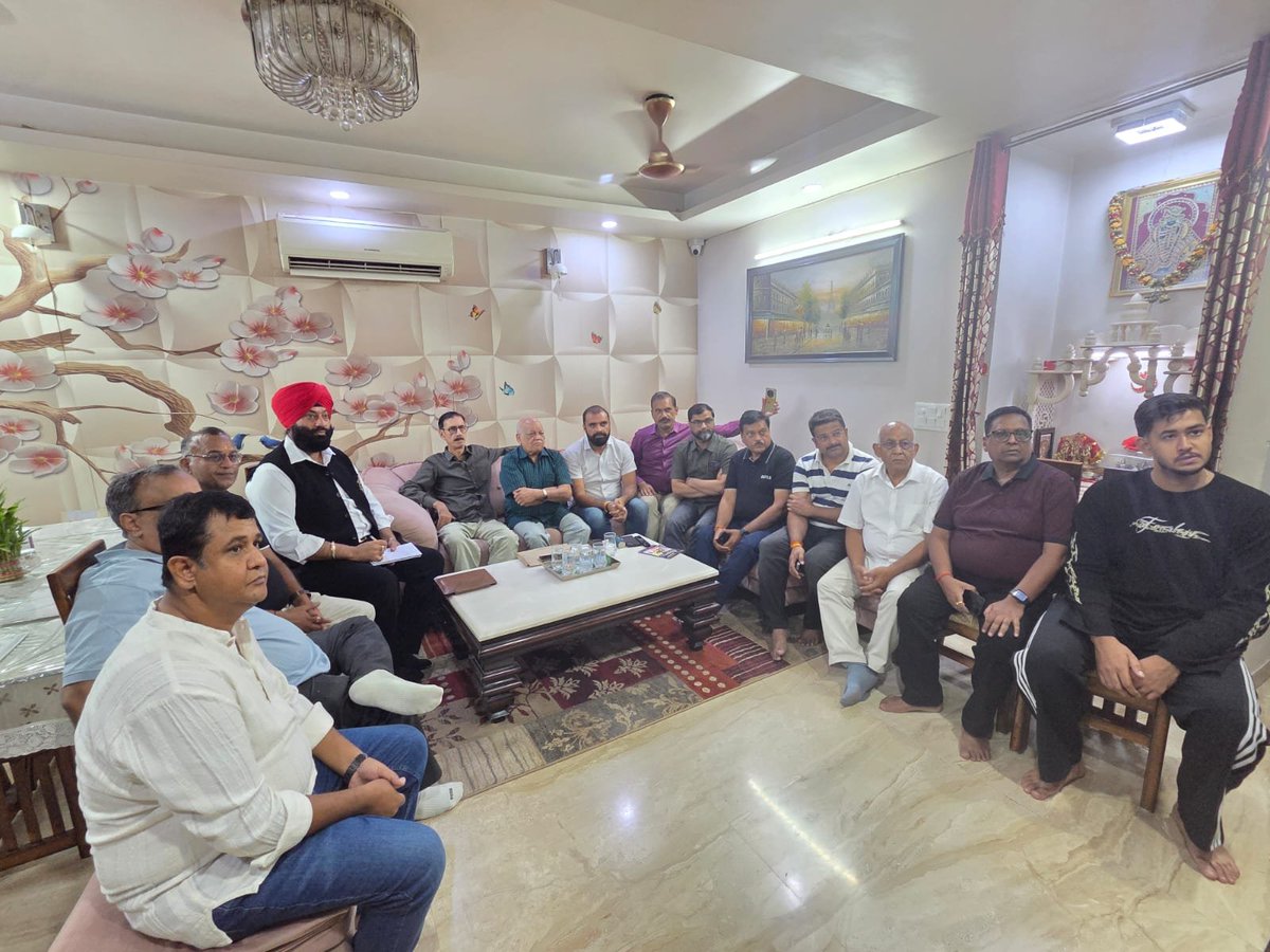 singhgurmeetbjp's tweet photo. आज बूथ नंबर 54, दयानंद विहार, जिला शाहदरा, विश्वास नगर विधानसभा में कार्यकर्ताओं के साथ देश के यशस्वी प्रधानमंत्री आदरणीय श्री नरेंद्र मोदी जी के लोकप्रिय कार्यक्रम ‘मन की बात’ के 138वें एपिसोड को सुना।

माननीय प्रधानमंत्री जी ने जनगणना को राष्ट्रीय जिम्मेदारी बताते हुए इसमें प्रत्येक नागरिक की भूमिका, भारतीय सेना की वीरता, नशा मुक्ति युवा अभियान, पर्यावरण और प्राकृतिक संरक्षण जैसे महत्वपूर्ण विषयों पर अपने विचार साझा किए। साथ ही पूज्य स्वर्गीय अशोक सिंघल जी की जन्म शताब्दी पर उन्हें श्रद्धांजलि अर्पित की।

‘मन की बात’ हमेशा हमें राष्ट्रसेवा, जनभागीदारी और समाज के प्रति अपने दायित्वों को निभाने की प्रेरणा देती है।

#MannKiBaat #NarendraModi #BJP #BJPDelhi #JanBhagidari

@narendramodi @themodistory @hdmalhotra @gupta_rekha @PavanRanaRSS @visshnumittal @BJP4India @BJP4Delhi @yogitasinghbjp