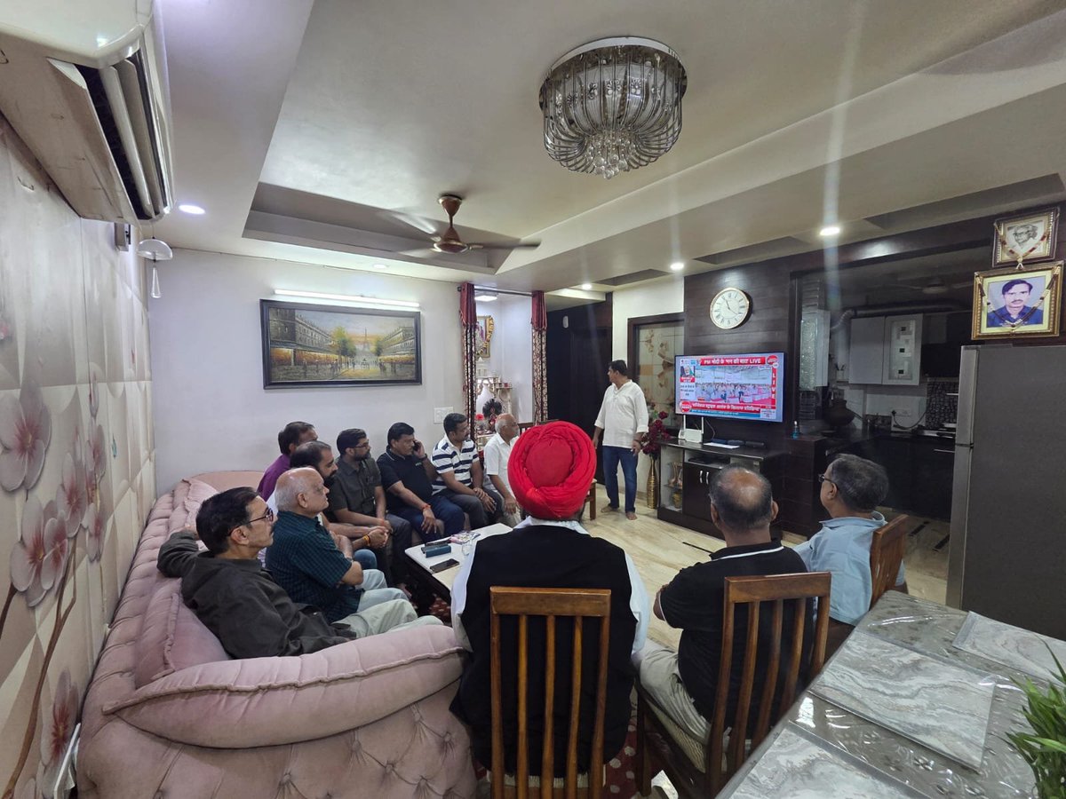 singhgurmeetbjp's tweet photo. आज बूथ नंबर 54, दयानंद विहार, जिला शाहदरा, विश्वास नगर विधानसभा में कार्यकर्ताओं के साथ देश के यशस्वी प्रधानमंत्री आदरणीय श्री नरेंद्र मोदी जी के लोकप्रिय कार्यक्रम ‘मन की बात’ के 138वें एपिसोड को सुना।

माननीय प्रधानमंत्री जी ने जनगणना को राष्ट्रीय जिम्मेदारी बताते हुए इसमें प्रत्येक नागरिक की भूमिका, भारतीय सेना की वीरता, नशा मुक्ति युवा अभियान, पर्यावरण और प्राकृतिक संरक्षण जैसे महत्वपूर्ण विषयों पर अपने विचार साझा किए। साथ ही पूज्य स्वर्गीय अशोक सिंघल जी की जन्म शताब्दी पर उन्हें श्रद्धांजलि अर्पित की।

‘मन की बात’ हमेशा हमें राष्ट्रसेवा, जनभागीदारी और समाज के प्रति अपने दायित्वों को निभाने की प्रेरणा देती है।

#MannKiBaat #NarendraModi #BJP #BJPDelhi #JanBhagidari

@narendramodi @themodistory @hdmalhotra @gupta_rekha @PavanRanaRSS @visshnumittal @BJP4India @BJP4Delhi @yogitasinghbjp