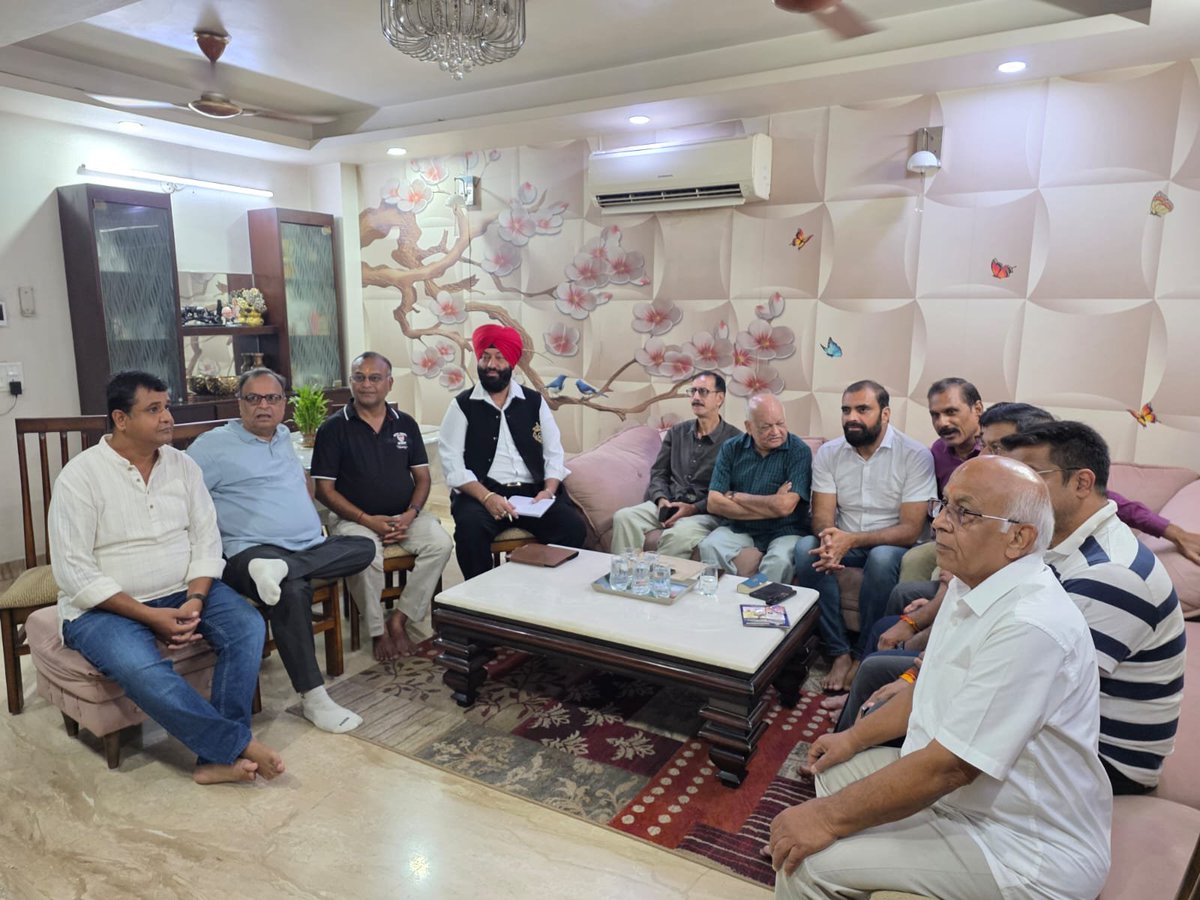 singhgurmeetbjp's tweet photo. आज बूथ नंबर 54, दयानंद विहार, जिला शाहदरा, विश्वास नगर विधानसभा में कार्यकर्ताओं के साथ देश के यशस्वी प्रधानमंत्री आदरणीय श्री नरेंद्र मोदी जी के लोकप्रिय कार्यक्रम ‘मन की बात’ के 138वें एपिसोड को सुना।

माननीय प्रधानमंत्री जी ने जनगणना को राष्ट्रीय जिम्मेदारी बताते हुए इसमें प्रत्येक नागरिक की भूमिका, भारतीय सेना की वीरता, नशा मुक्ति युवा अभियान, पर्यावरण और प्राकृतिक संरक्षण जैसे महत्वपूर्ण विषयों पर अपने विचार साझा किए। साथ ही पूज्य स्वर्गीय अशोक सिंघल जी की जन्म शताब्दी पर उन्हें श्रद्धांजलि अर्पित की।

‘मन की बात’ हमेशा हमें राष्ट्रसेवा, जनभागीदारी और समाज के प्रति अपने दायित्वों को निभाने की प्रेरणा देती है।

#MannKiBaat #NarendraModi #BJP #BJPDelhi #JanBhagidari

@narendramodi @themodistory @hdmalhotra @gupta_rekha @PavanRanaRSS @visshnumittal @BJP4India @BJP4Delhi @yogitasinghbjp