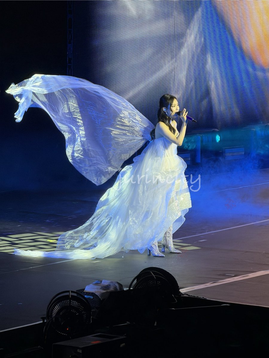 yizhuodaily's tweet photo. i'm so emotional about gucci making our butterfly a butterfly dress https://t.co/cHt1xO9rKG