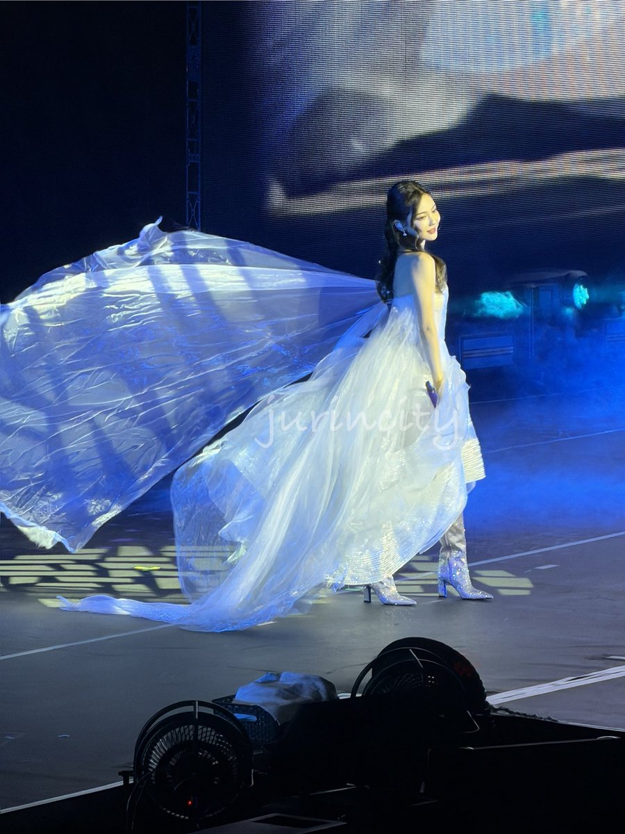 yizhuodaily's tweet photo. i'm so emotional about gucci making our butterfly a butterfly dress https://t.co/cHt1xO9rKG