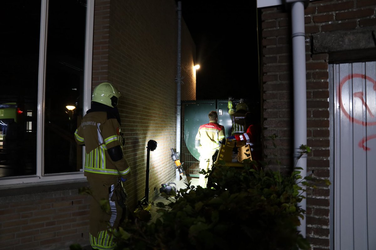 Brandweer forceert hek schoolplein voor gewonde jongen