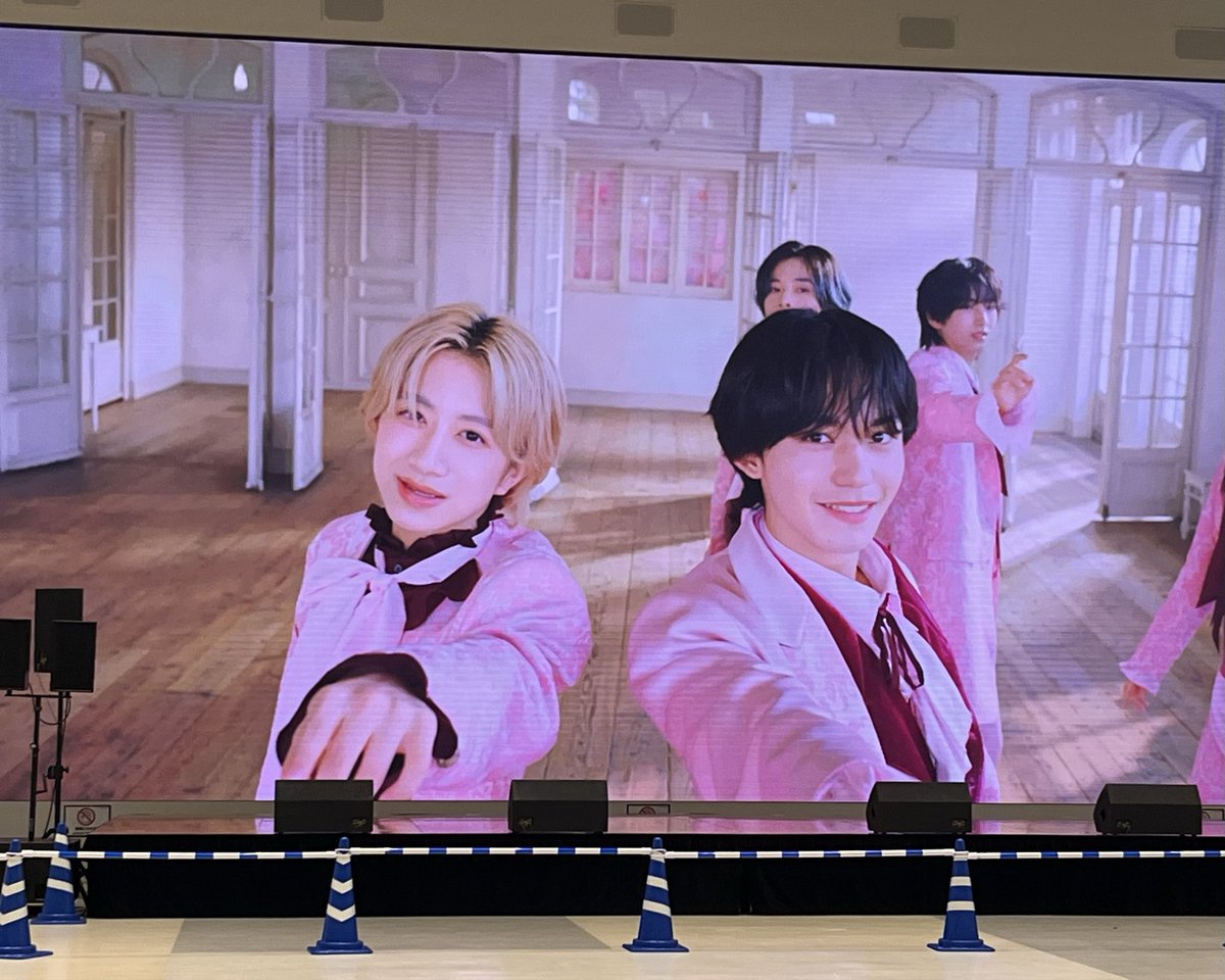 x59943's tweet photo. 好きな子と見つけるきっかけになった子に挟まれてのグルショはありがたすぎた☺️✨
靴紐の結び方はそれでいいのか😹 https://t.co/iVyYXgg62T