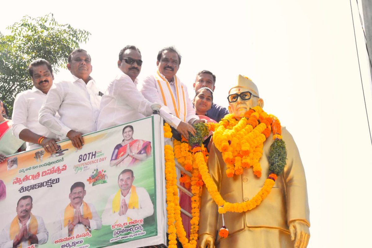 Collector_ADB's tweet photo. ✅జిల్లా వెనుక బడిన తరగతుల సంక్షేమ శాఖ ఆధ్వర్యంలో కొండ లక్ష్మణ్ బాపూజీ 111వ జయంతి సందర్భంగా ఆదివారం పట్టణంలోని గాంధీపార్క్ పక్కన కొండ లక్ష్మణ్ బాపూజీ విగ్రహానికి జిల్లా కలెక్టర్ రాజర్షిషా, ఎంపీ గోడం నగేష్, ఎమ్మెల్యే పాయల శంకర్ లు ముఖ్య అతిథులుగా హాజరై పూల మాలలు వేసి ఘనంగా నివాళులు అర్పించారు.

✅ఈ కార్యక్రమంలో మున్సిపల్ చైర్ పర్సన్ బండారి అనూషా, మార్కెట్ కమిటీ చైర్మన్ శ్రీకాంత్ రెడ్డి, జిల్లా బిసి అభివృద్ధి శాఖ అధికారి సోనియా, బిసి, పద్మశాలి, ఇతర సంఘాల ప్రతినిధులు దత్తు, సత్యనారాయణ, రమేష్, రవీందర్, ఉషాన్న, ఆడెల్లు, ఆశమ్మ, ఇతర అధికారులు, సిబ్బంది, తదితరులు పాల్గొన్నారు-1/2.
#ADILABAD #GovernmentOfTelangana #IPRTELANGANA #TelanganaRising2047 #TelanganaRising #Telangana #KondaLaxmanBapuji #PorataSpoorthi #Jayanthi #TelanganaFighter #TelanganaMovement
@TelanganaCMO
@TelanganaCS
@CPRO_TGCM
@Bhatti_Mallu
@INC_Ponguleti
@Ponnam_INC
@jupallyk_rao
@seethakkaMLA
@RajarshiShahIAS
@cdmatelangana
@DMCellTS
@DigitalMediaTG
@EmergingTechTS
@MinOfCultureGoI
@NewsArenaIndia
@NewsMeter_in
@tsdamindia
@PIBCulture
@CBC_MIB
@PIBHindi
@PIB_India
@MIB_India
@PTI_News
@DCsofIndia
@DDNewslive
@DDNational
@IasTelangana
@IPRTelangana
@PIBFactCheck
@PTINews_Bhasha