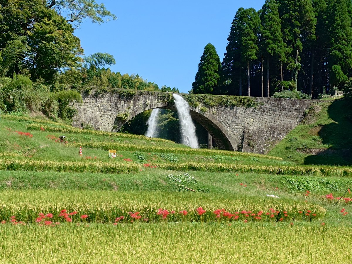 eigabaka's tweet photo. 熊本に帰省し、通潤橋など見に行ってきました。小さい頃から八朔祭などでよく来ていますがいいですね。地震の影響で上がれませんでしたが、多くの人で賑わっていました。震源に近いところでは復旧にまだ時間がかかりますが、影響がないところも多いですので、ぜひ熊本へお越しください。#熊本 #通潤橋 https://t.co/9SeXGV3D3H