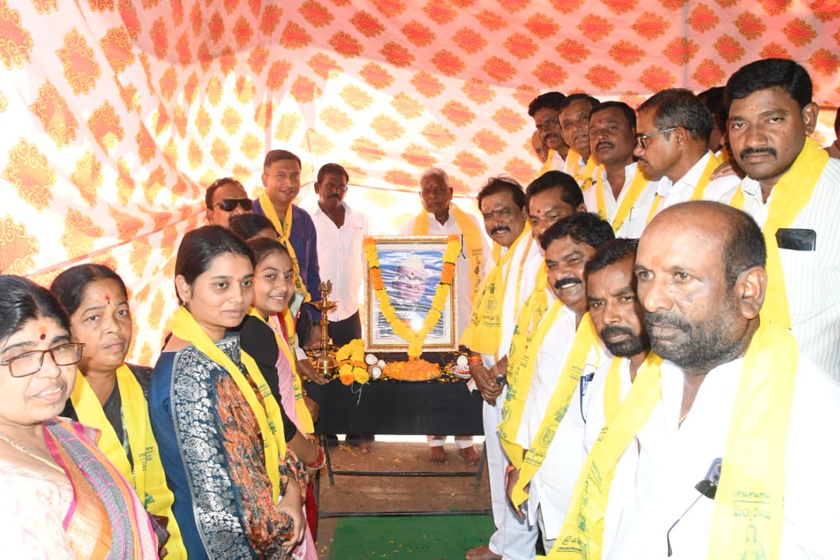 Collector_ADB's tweet photo. ✅జిల్లా వెనుక బడిన తరగతుల సంక్షేమ శాఖ ఆధ్వర్యంలో కొండ లక్ష్మణ్ బాపూజీ 111వ జయంతి సందర్భంగా ఆదివారం పట్టణంలోని గాంధీపార్క్ పక్కన కొండ లక్ష్మణ్ బాపూజీ విగ్రహానికి జిల్లా కలెక్టర్ రాజర్షిషా, ఎంపీ గోడం నగేష్, ఎమ్మెల్యే పాయల శంకర్ లు ముఖ్య అతిథులుగా హాజరై పూల మాలలు వేసి ఘనంగా నివాళులు అర్పించారు.

✅ఈ కార్యక్రమంలో మున్సిపల్ చైర్ పర్సన్ బండారి అనూషా, మార్కెట్ కమిటీ చైర్మన్ శ్రీకాంత్ రెడ్డి, జిల్లా బిసి అభివృద్ధి శాఖ అధికారి సోనియా, బిసి, పద్మశాలి, ఇతర సంఘాల ప్రతినిధులు దత్తు, సత్యనారాయణ, రమేష్, రవీందర్, ఉషాన్న, ఆడెల్లు, ఆశమ్మ, ఇతర అధికారులు, సిబ్బంది, తదితరులు పాల్గొన్నారు-1/2.
#ADILABAD #GovernmentOfTelangana #IPRTELANGANA #TelanganaRising2047 #TelanganaRising #Telangana #KondaLaxmanBapuji #PorataSpoorthi #Jayanthi #TelanganaFighter #TelanganaMovement
@TelanganaCMO
@TelanganaCS
@CPRO_TGCM
@Bhatti_Mallu
@INC_Ponguleti
@Ponnam_INC
@jupallyk_rao
@seethakkaMLA
@RajarshiShahIAS
@cdmatelangana
@DMCellTS
@DigitalMediaTG
@EmergingTechTS
@MinOfCultureGoI
@NewsArenaIndia
@NewsMeter_in
@tsdamindia
@PIBCulture
@CBC_MIB
@PIBHindi
@PIB_India
@MIB_India
@PTI_News
@DCsofIndia
@DDNewslive
@DDNational
@IasTelangana
@IPRTelangana
@PIBFactCheck
@PTINews_Bhasha