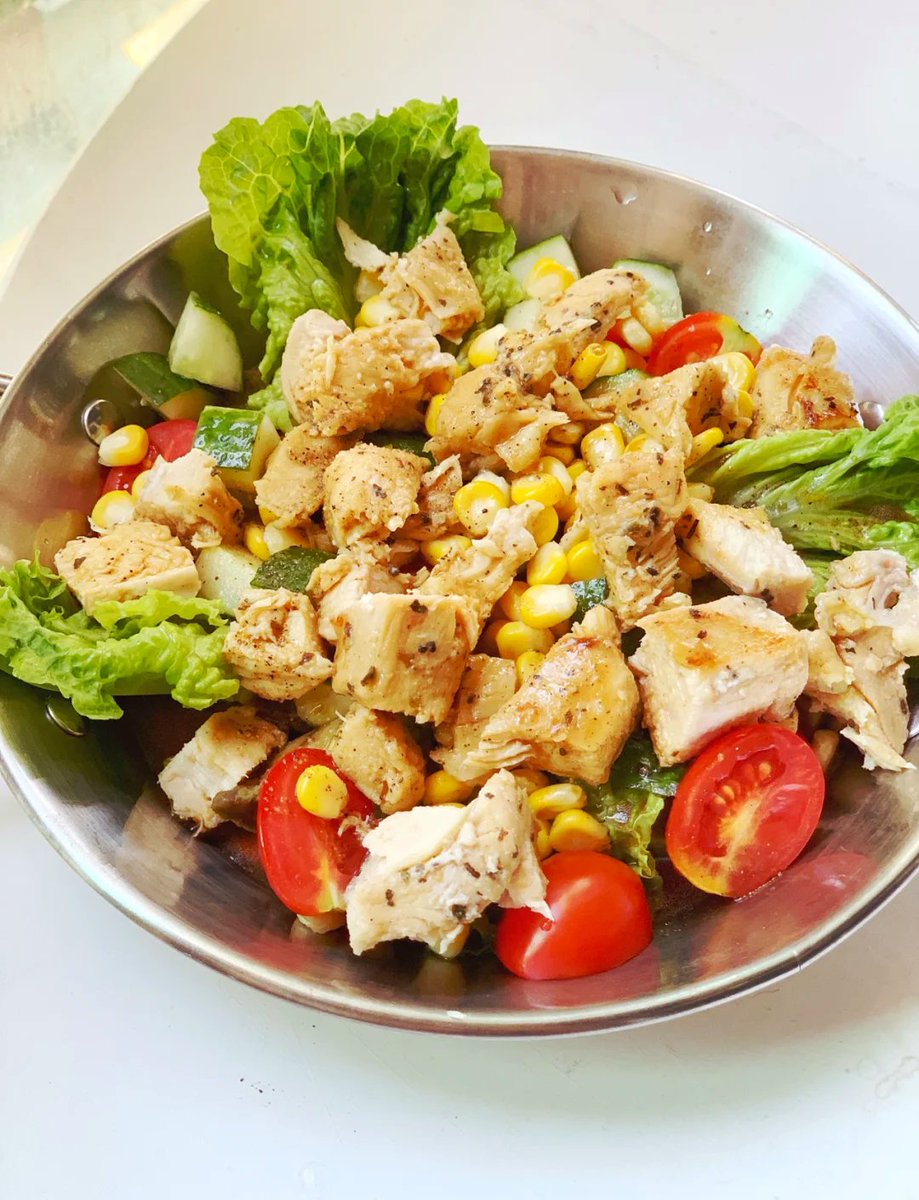 CathyAppiabdyc's tweet photo. [Comida para quemar grasa perfecta: pechuga de pollo a la parrilla + ensalada de espinacas y tomates cherry. Rica en proteína, baja en calorías y lista en 15 minutos! ]， https://t.co/GJOnXvA8h5