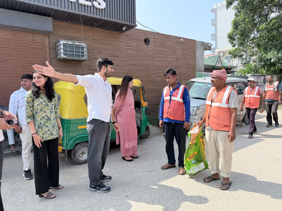 kameshp96's tweet photo. Plastic hurts our environment. Today, we did something about it. 🧹
We ran a cleanliness drive in Palam Vihar and gave out cloth bags to help people say no to plastic.
This wasn't just cleaning, it was about awareness. We want people to see the problem and make a change.
One drive won't fix it, but it can start a habit.
Gurugram deserves clean streets. Let's build that together, one bag at a time.

@GurugramTweets @cleanAirBharat @HspcbN , help us spread this message further. 

#BeatPlasticPollution #SayNoToPlastic #SwachhBharat #Gurugram #PalamVihar #ClothBagsNotPlastic