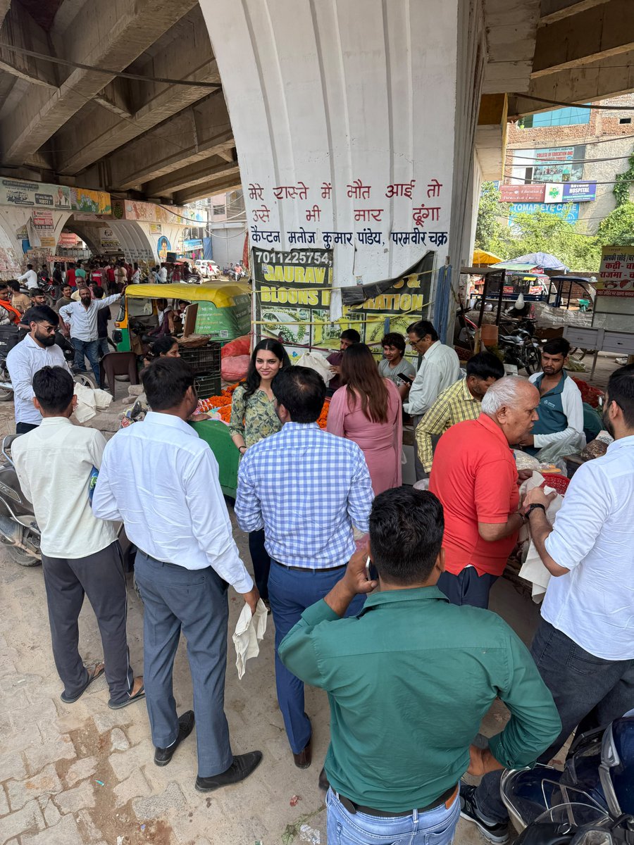 kameshp96's tweet photo. Plastic hurts our environment. Today, we did something about it. 🧹
We ran a cleanliness drive in Palam Vihar and gave out cloth bags to help people say no to plastic.
This wasn't just cleaning, it was about awareness. We want people to see the problem and make a change.
One drive won't fix it, but it can start a habit.
Gurugram deserves clean streets. Let's build that together, one bag at a time.

@GurugramTweets @cleanAirBharat @HspcbN , help us spread this message further. 

#BeatPlasticPollution #SayNoToPlastic #SwachhBharat #Gurugram #PalamVihar #ClothBagsNotPlastic