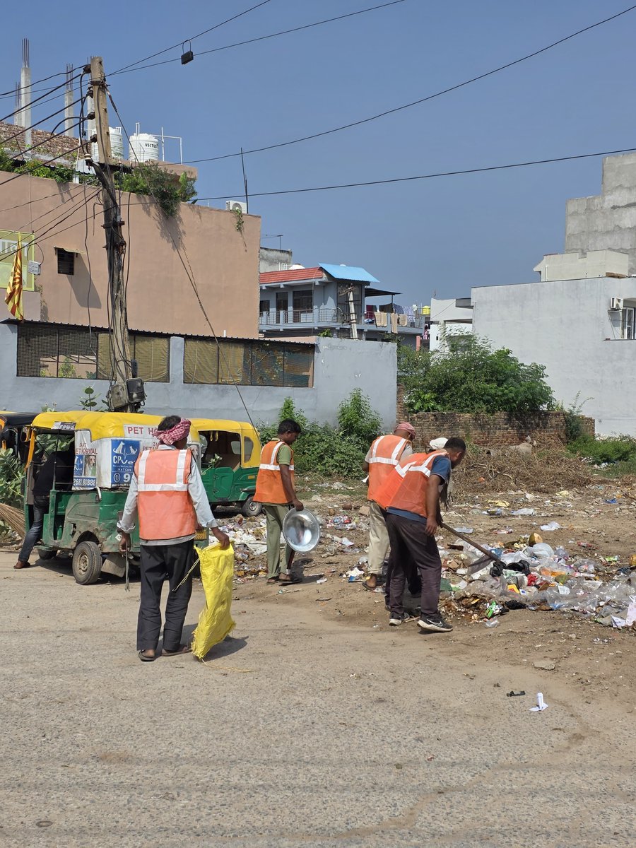 kameshp96's tweet photo. Plastic hurts our environment. Today, we did something about it. 🧹
We ran a cleanliness drive in Palam Vihar and gave out cloth bags to help people say no to plastic.
This wasn't just cleaning, it was about awareness. We want people to see the problem and make a change.
One drive won't fix it, but it can start a habit.
Gurugram deserves clean streets. Let's build that together, one bag at a time.

@GurugramTweets @cleanAirBharat @HspcbN , help us spread this message further. 

#BeatPlasticPollution #SayNoToPlastic #SwachhBharat #Gurugram #PalamVihar #ClothBagsNotPlastic