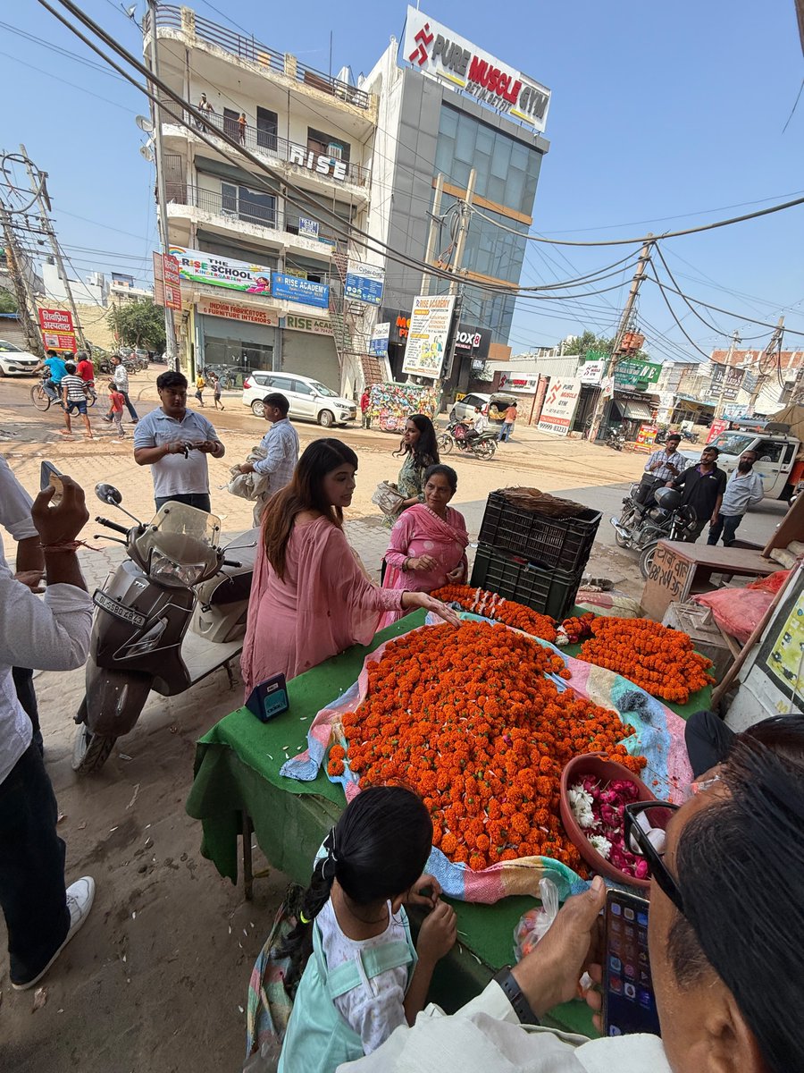 kameshp96's tweet photo. Plastic hurts our environment. Today, we did something about it. 🧹
We ran a cleanliness drive in Palam Vihar and gave out cloth bags to help people say no to plastic.
This wasn't just cleaning, it was about awareness. We want people to see the problem and make a change.
One drive won't fix it, but it can start a habit.
Gurugram deserves clean streets. Let's build that together, one bag at a time.

@GurugramTweets @cleanAirBharat @HspcbN , help us spread this message further. 

#BeatPlasticPollution #SayNoToPlastic #SwachhBharat #Gurugram #PalamVihar #ClothBagsNotPlastic