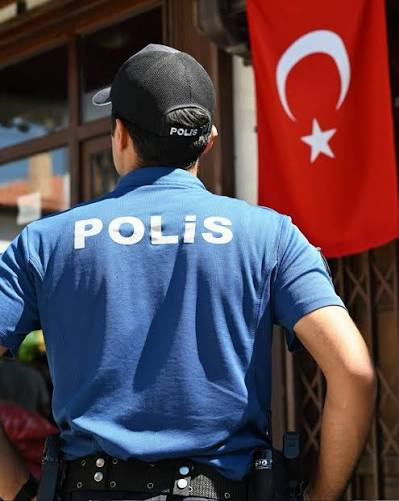 yirmiucderece's tweet photo. Emniyet Teşkilatı Sendikası, son 5 günde 7 meslektaşlarının intihar ederek hayatını kaybetmesinin ardından "Bu tablo artık görmezden gelinemez" diyerek isyan etti. 

Teşkilat mensupları, seslerini duyurabilmek için 28 Eylül Pazartesi günü öğleden sonra Türkiye genelinde iş bırakıyor.