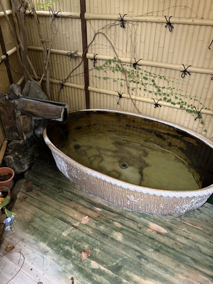 NASU3090's tweet photo. 湯村温泉　ホテル吉野に立ち寄り

扉を開けるとアブラ臭のする源泉がドバドバと投入されていてオーバーフローが凄い！
ほんのりたまご臭もあって、泡付き&amp;ぬる湯だからずっと入ってられる😆 https://t.co/9oxr7n551W