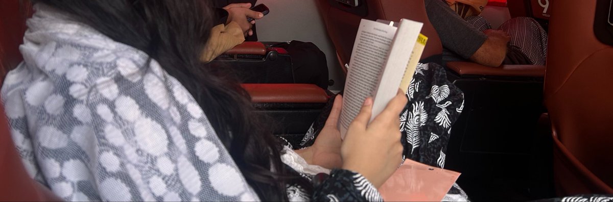 samacoree's tweet photo. oomf is performative as hell reading in a bus listening to music https://t.co/4X3PW1P0m4