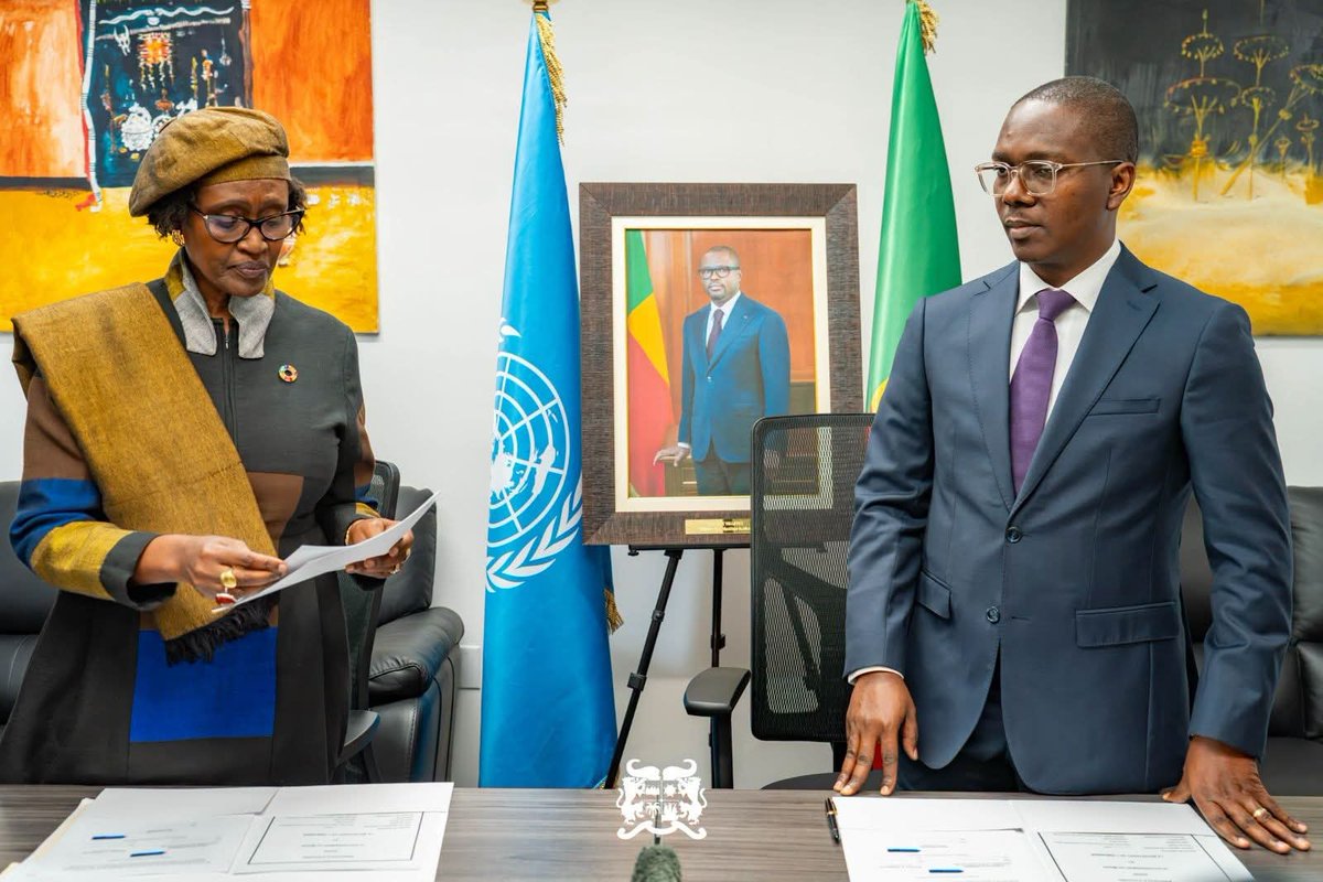 UNBenin's tweet photo. @gouvbenin &amp; @UNAIDS renforcent leur partenariat avec la signature d’un 🆕accord de financement de 544 042 € (environ 357 millions FCFA) pour soutenir la riposte au #VIH au 🇧🇯 en 2026-2027. Un engagement fort pour préserver les acquis et accélérer la fin du sida. 👋🏾@gouvbenin https://t.co/FfT7GTjLHx