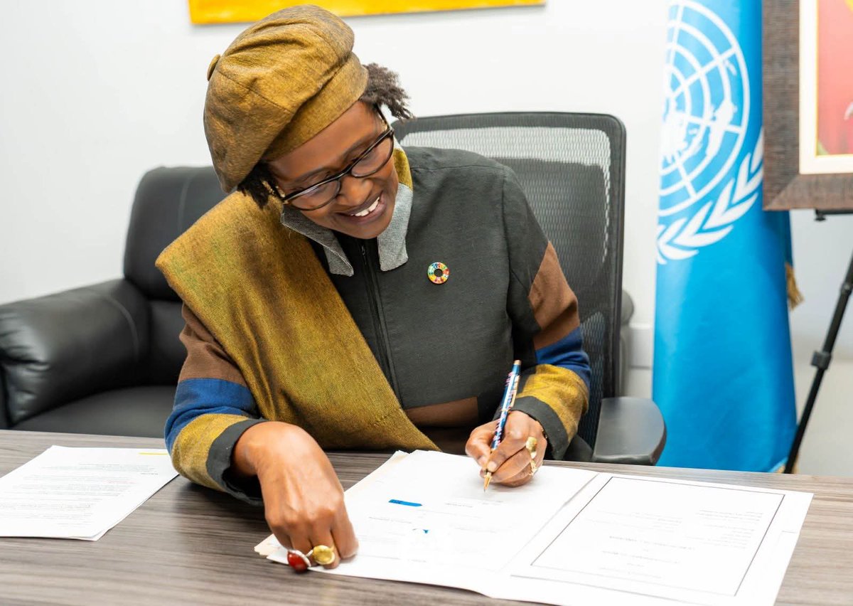 UNBenin's tweet photo. @gouvbenin &amp; @UNAIDS renforcent leur partenariat avec la signature d’un 🆕accord de financement de 544 042 € (environ 357 millions FCFA) pour soutenir la riposte au #VIH au 🇧🇯 en 2026-2027. Un engagement fort pour préserver les acquis et accélérer la fin du sida. 👋🏾@gouvbenin https://t.co/FfT7GTjLHx