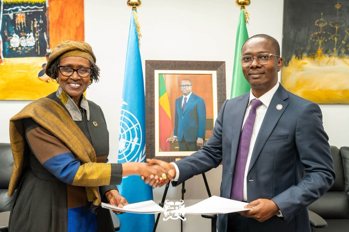 UNBenin's tweet photo. @gouvbenin &amp; @UNAIDS renforcent leur partenariat avec la signature d’un 🆕accord de financement de 544 042 € (environ 357 millions FCFA) pour soutenir la riposte au #VIH au 🇧🇯 en 2026-2027. Un engagement fort pour préserver les acquis et accélérer la fin du sida. 👋🏾@gouvbenin https://t.co/FfT7GTjLHx