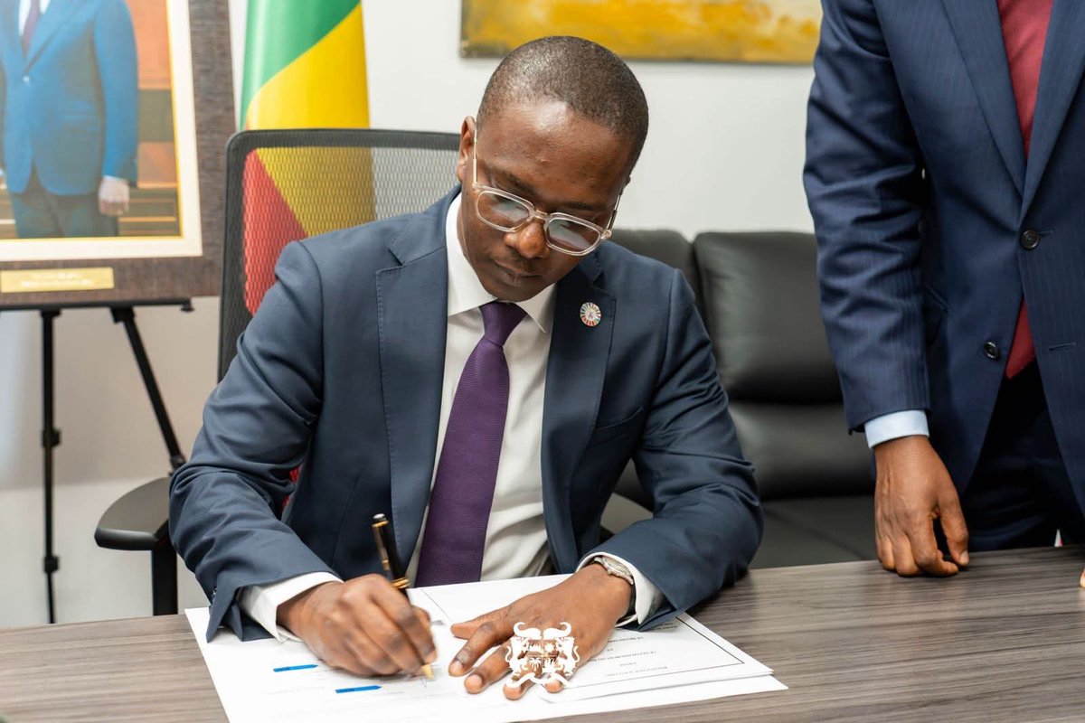 UNBenin's tweet photo. @gouvbenin &amp; @UNAIDS renforcent leur partenariat avec la signature d’un 🆕accord de financement de 544 042 € (environ 357 millions FCFA) pour soutenir la riposte au #VIH au 🇧🇯 en 2026-2027. Un engagement fort pour préserver les acquis et accélérer la fin du sida. 👋🏾@gouvbenin https://t.co/FfT7GTjLHx