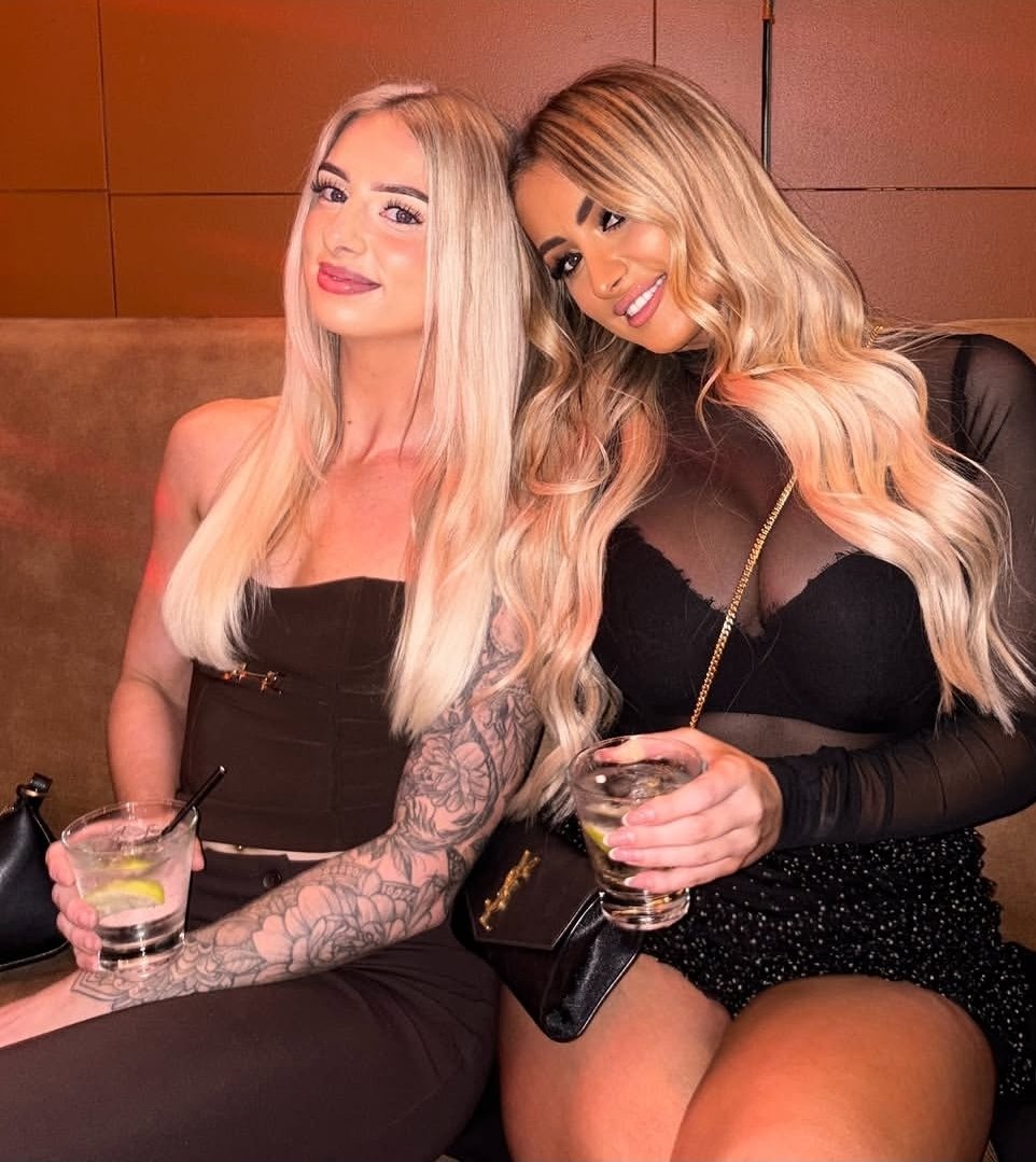 DailyHotties35's tweet photo. Left or Right https://t.co/g3b9OtMe1b