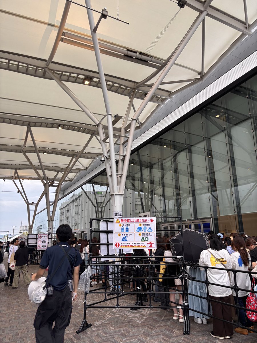 tapoto_chips's tweet photo. @shotakunya 入場口近くにおります
黄色のトートバッグにチェックシャツを腰巻きでいます！ https://t.co/icchppixUC
