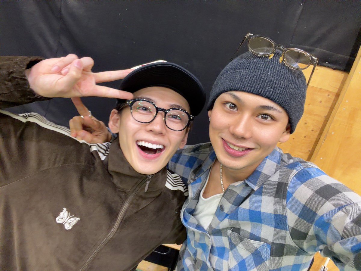 yopinapi0818's tweet photo. 太郎くん。
2作連続共演の
太郎くん。
後1ヶ月も一緒にいれる
太郎くん。
休憩時間ずっと僕とボール蹴ってる
太郎くん。
謎に僕の頭を撫でて沢山褒めてくれる
太郎くん。
僕のこと友達って言ってくれる
太郎くん。
友達と言われて否定をする
織部くん。

友達ではありません先輩後輩です。

えっと…
何が言いたいかと言うと仲良しです。笑

 #ブルステ
