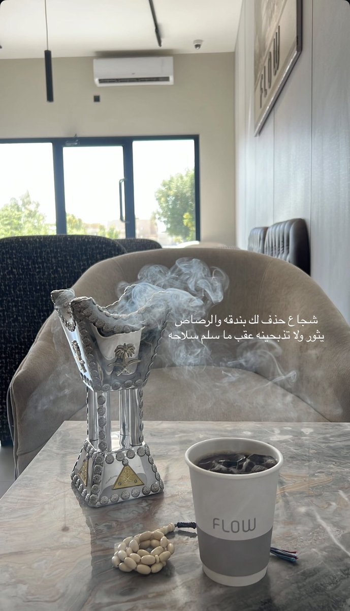 ew55t's tweet photo. يبين لك انه هادي وخاطره مسرور
وهو والله انه يزعجه صوت مسباحه

شجاع حذف لك بندقه والرصاص يثور
ولاتذبحينه عقب ما سلم . . سلاحه
#قصيد #شعر https://t.co/xxQgWyjvwg